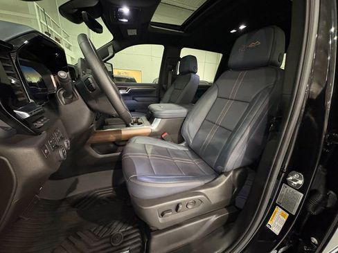 Used 2024 Chevrolet Silverado 2500 High Country w/ High Country Premium Package image 9