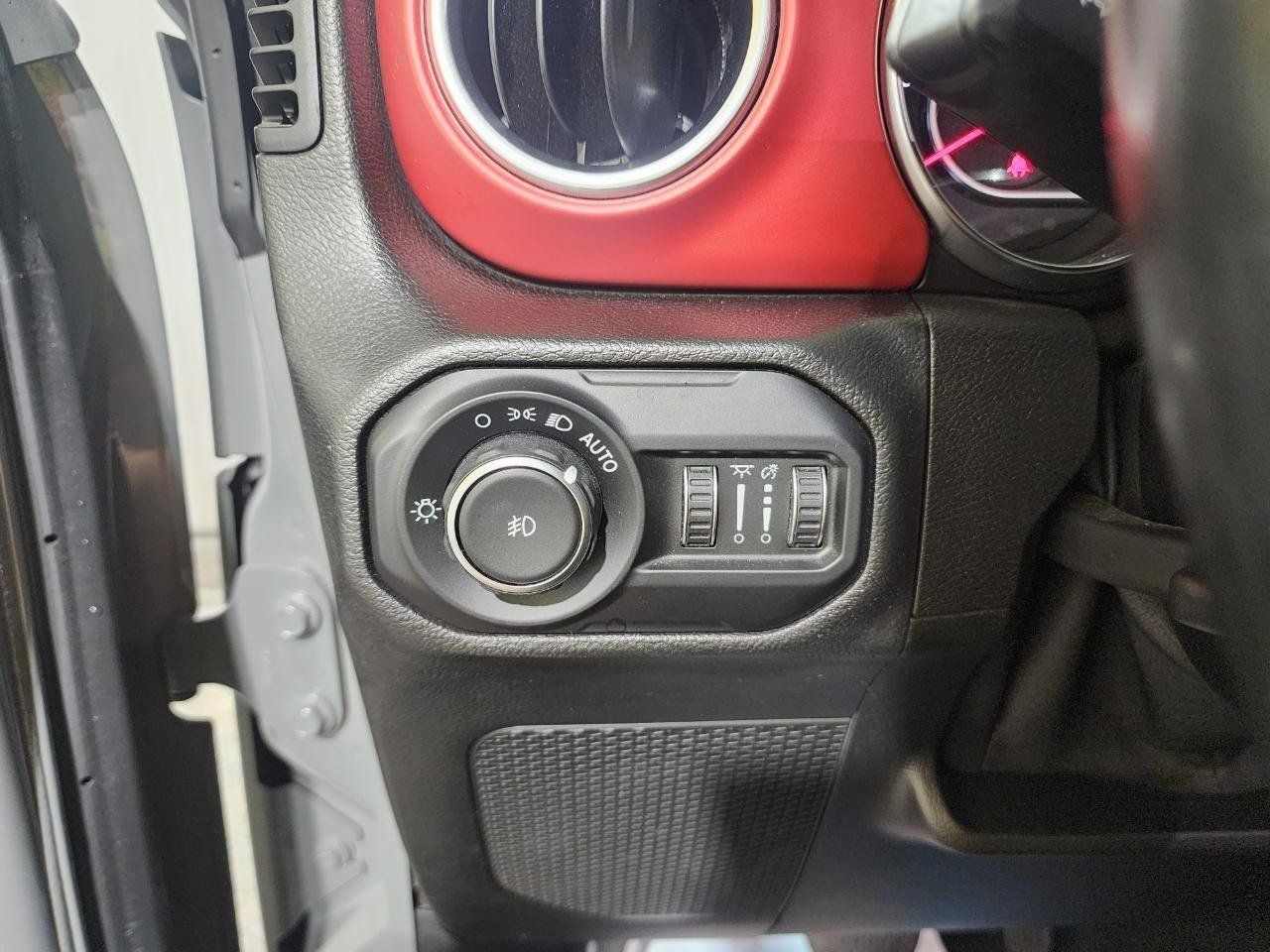 Used 2021 Jeep Wrangler Unlimited Rubicon w/ Cold Weather Group AWD/4WD image 10