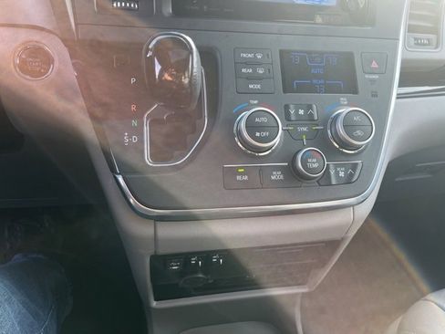 Used 2016 Toyota Sienna XLE Premium image 18