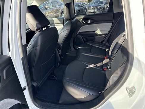 Used 2022 Jeep Compass Latitude w/ Sun and Sound Group image 17