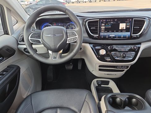 Used 2024 Chrysler Pacifica Touring-L FWD image 9