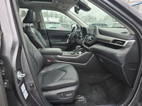 Used 2022 Toyota Highlander XLE AWD/4WD image 11