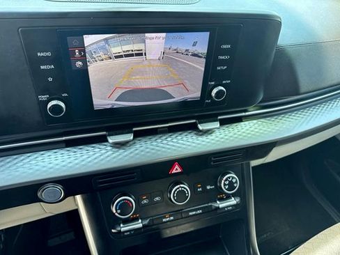 Used 2023 Kia Carnival LX FWD image 23
