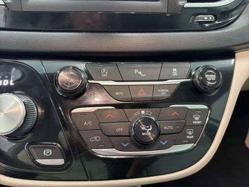 Used 2019 Chrysler Pacifica Touring-L image 20
