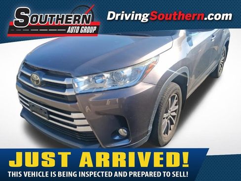 Used 2018 Toyota Highlander XLE AWD/4WD image 1