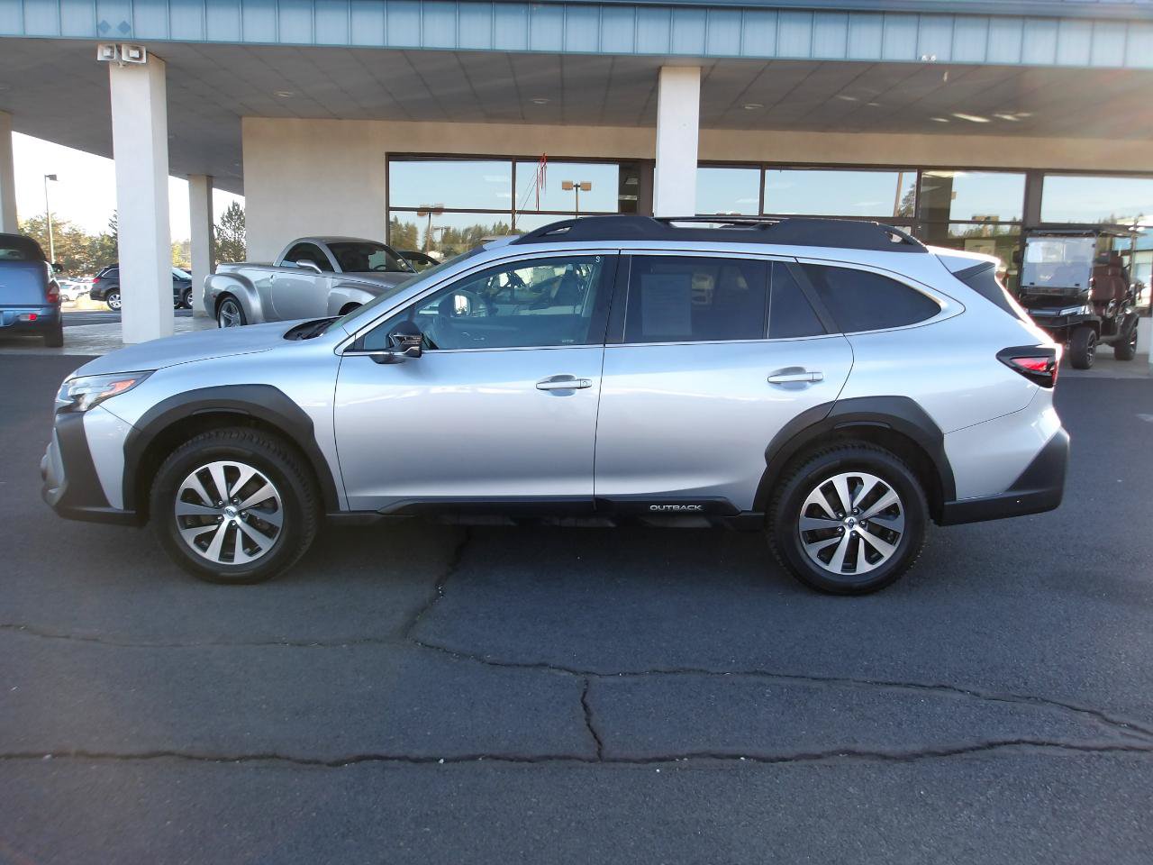 Used 2023 Subaru Outback Premium w/ Popular Package #1 AWD/4WD image 2