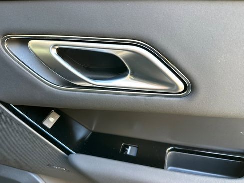 Certified 2025 Land Rover Range Rover Velar Dynamic SE image 19