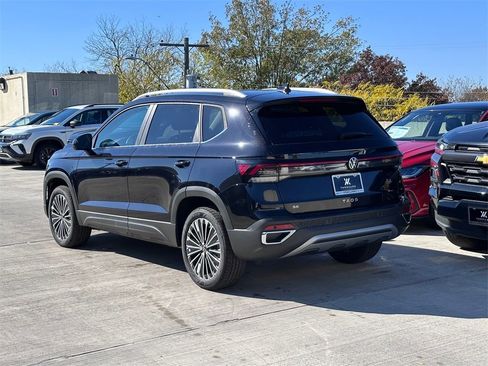 New 2026 Volkswagen Taos SE image 5