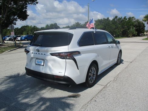 Used 2026 Toyota Sienna XLE FWD image 7