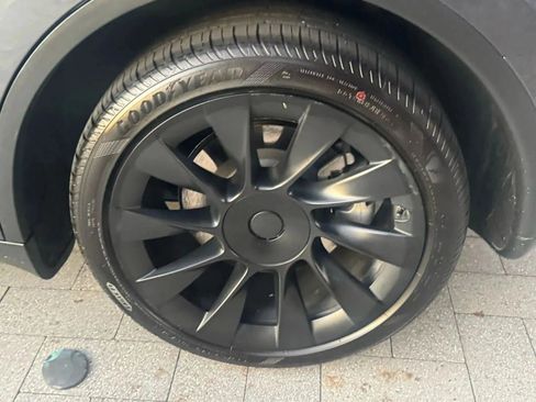 Used 2023 Tesla Model Y Long Range AWD/4WD image 27