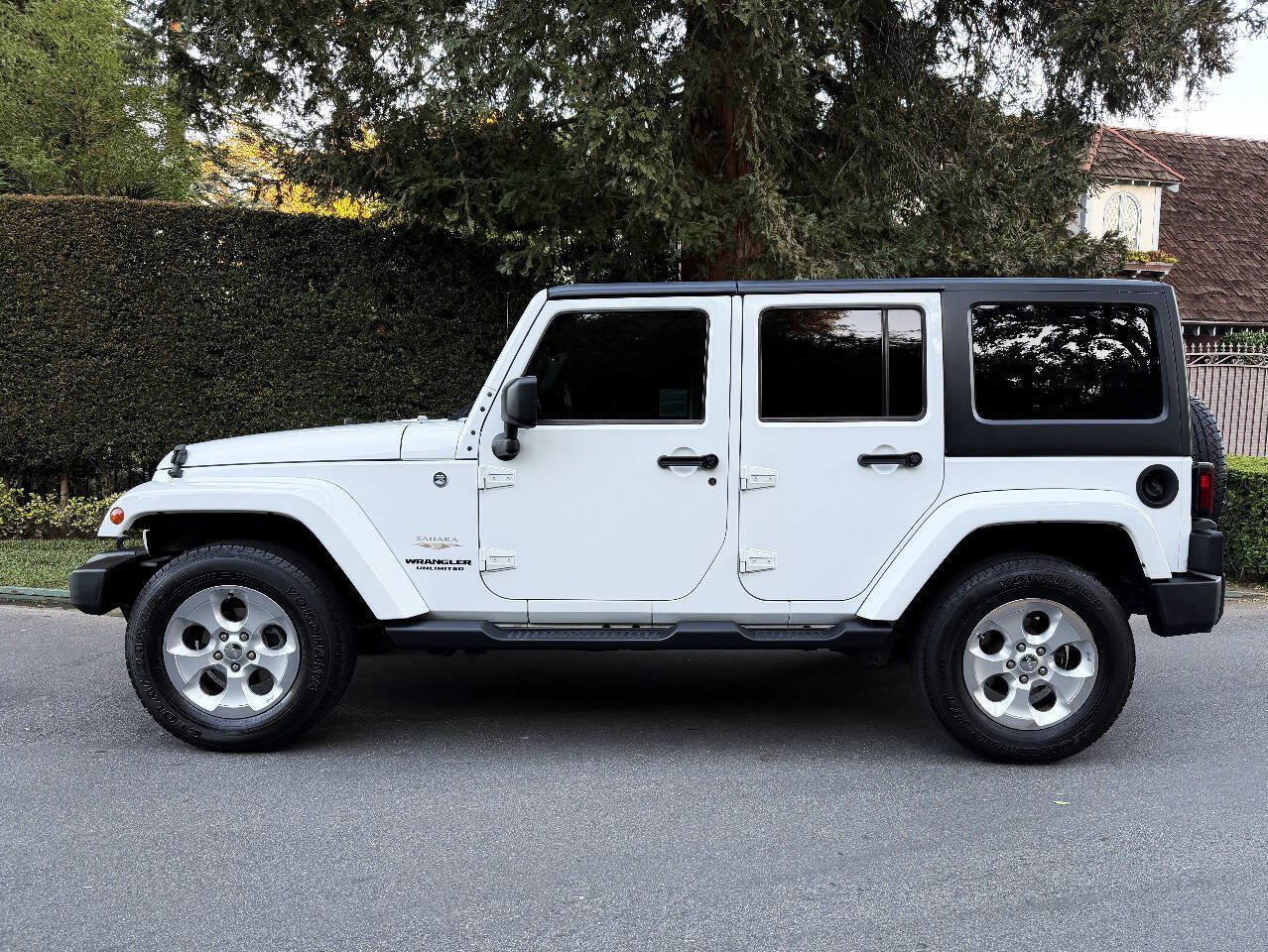 Used 2014 Jeep Wrangler Unlimited Sahara w/ Connectivity Group AWD/4WD image 4