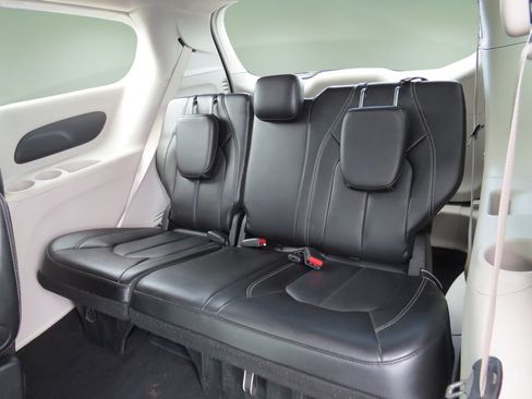 Used 2024 Chrysler Pacifica Touring-L FWD image 14