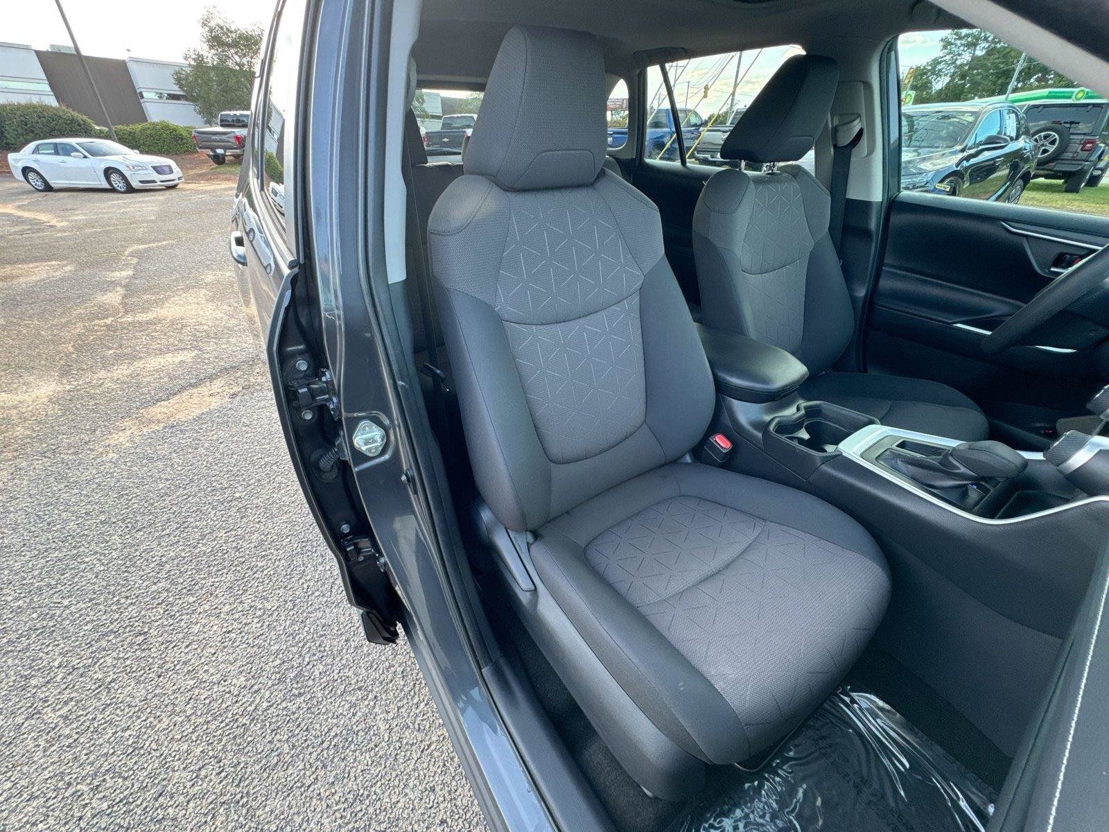 Used 2019 Toyota RAV4 XLE w/ Convenience Package FWD image 17