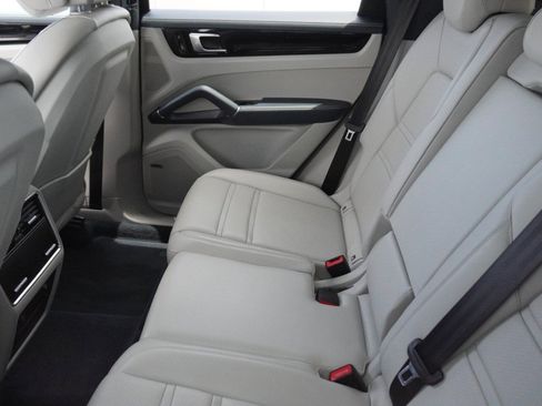 Used 2019 Porsche Cayenne AWD/4WD image 10