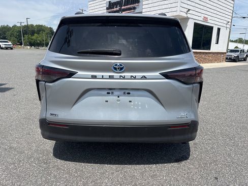 Used 2024 Toyota Sienna XLE FWD image 6