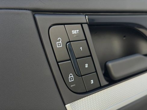 Certified 2025 Porsche Cayenne AWD/4WD image 29