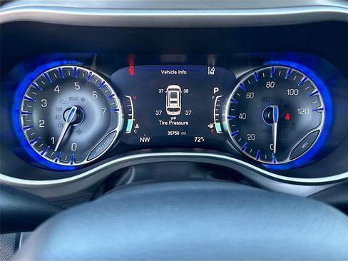 Used 2025 Chrysler Pacifica Select FWD image 12
