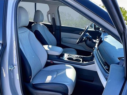 Certified 2025 Kia Carnival SX image 7