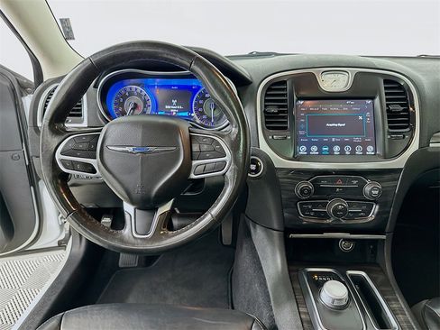 Used 2020 Chrysler 300 Touring L w/ Value Package image 19