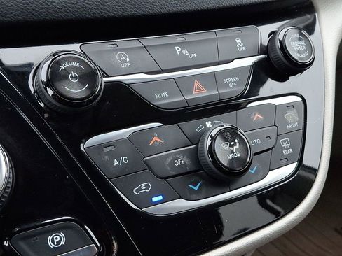 Used 2018 Chrysler Pacifica Touring-L image 16