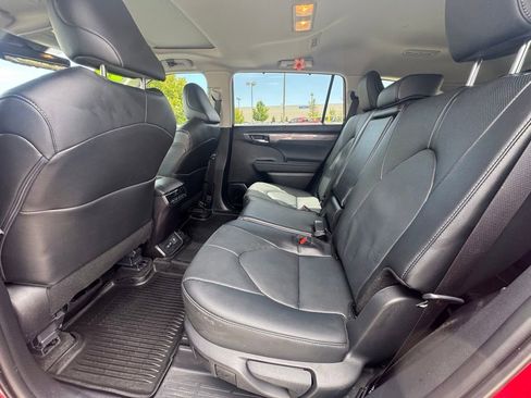 Used 2025 Toyota Highlander Limited AWD/4WD image 13