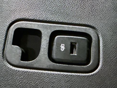 Used 2021 Chevrolet Traverse LS FWD image 44