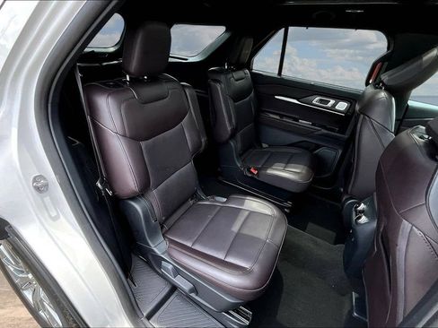 Used 2025 Ford Explorer Platinum RWD image 27
