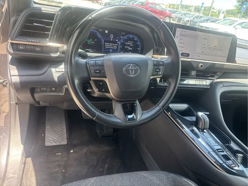 Used 2024 Toyota Crown AWD/4WD image 9