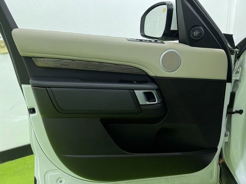 Used 2017 Land Rover Discovery SE AWD/4WD image 15