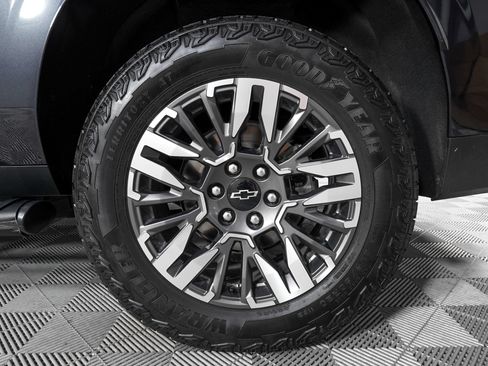 Used 2025 Chevrolet Suburban Z71 AWD/4WD image 31