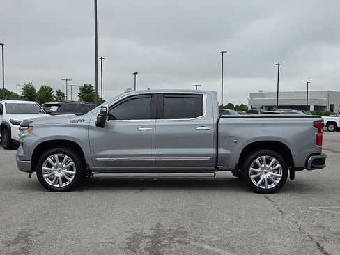 Used 2024 Chevrolet Silverado 1500 High Country w/ High Country Premium Package AWD/4WD image 3