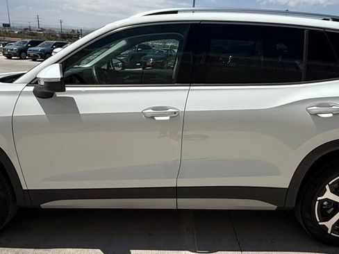 Certified 2025 Volkswagen Tiguan SE FWD image 6