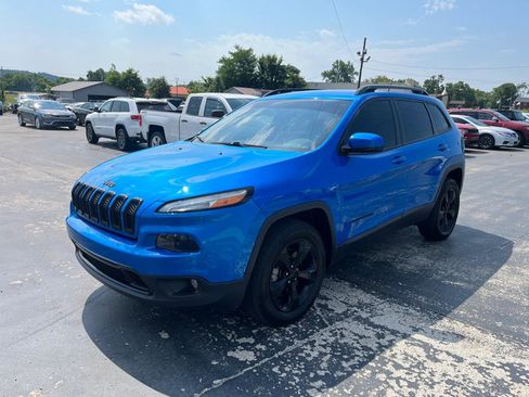 Used 2018 Jeep Cherokee Latitude w/ Altitude Package AWD/4WD image 7