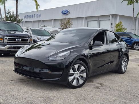 Used 2024 Tesla Model Y Long Range AWD/4WD image 1