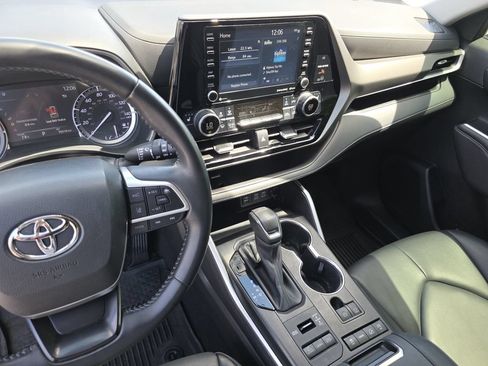 Used 2022 Toyota Highlander XLE AWD/4WD image 23