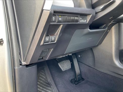 Used 2025 Toyota Sienna XLE FWD image 34