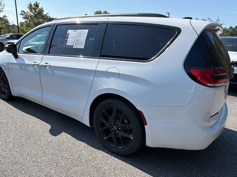 Used 2025 Chrysler Pacifica Limited FWD image 10