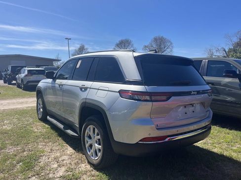 Used 2023 Jeep Grand Cherokee Limited w/ Luxury Tech Group II image 5