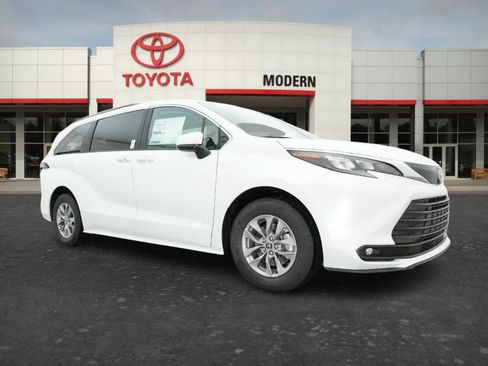 New 2026 Toyota Sienna XLE FWD image 2