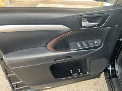 Used 2019 Toyota Highlander XLE AWD/4WD image 7