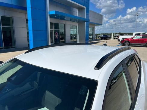 Used 2025 Chevrolet Trax LT w/ LT Convenience Package FWD image 11