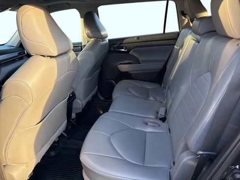 Used 2022 Toyota Highlander XLE image 28
