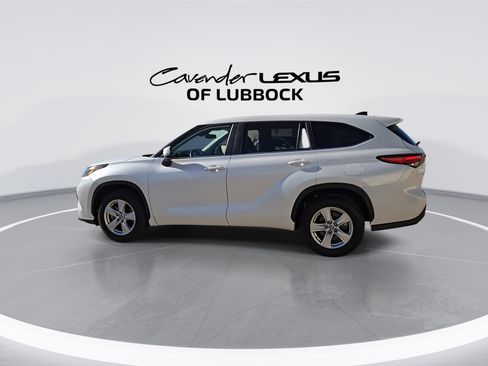 Used 2023 Toyota Highlander LE image 6