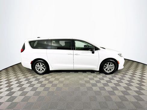 Certified 2024 Chrysler Pacifica Touring-L image 13