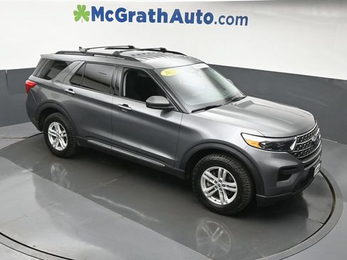 Used 2023 Ford Explorer XLT AWD/4WD image 3