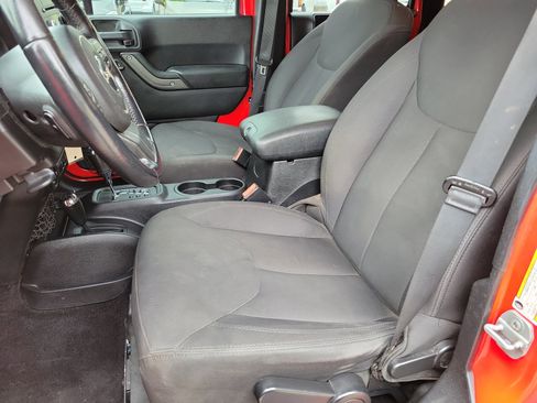 Used 2015 Jeep Wrangler Unlimited Sport w/ Quick Order Package 24S AWD/4WD image 4