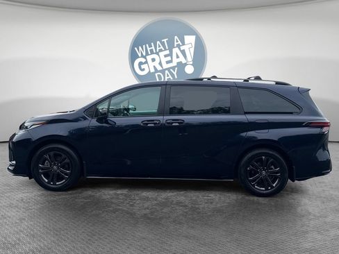 Used 2025 Toyota Sienna XSE w/ XSE Plus Package AWD/4WD image 7