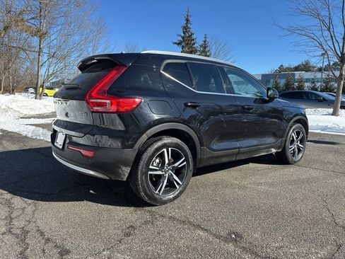 Certified 2025 Volvo XC40 B5 Core image 9