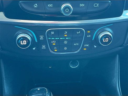 Used 2018 Chevrolet Traverse LT image 15