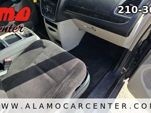Used 2014 Chrysler Town & Country Touring FWD image 15